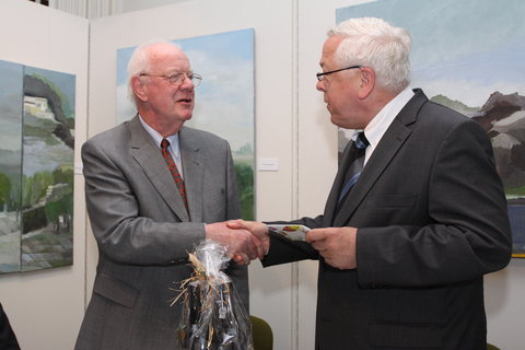 Georg Ketteler dankt Wolfgang Feldhege (li.), der sich 25 Jahre lang für die Belange der Heimatfreunde im Kreis Borken und darüber hinaus eingesetzt hat.